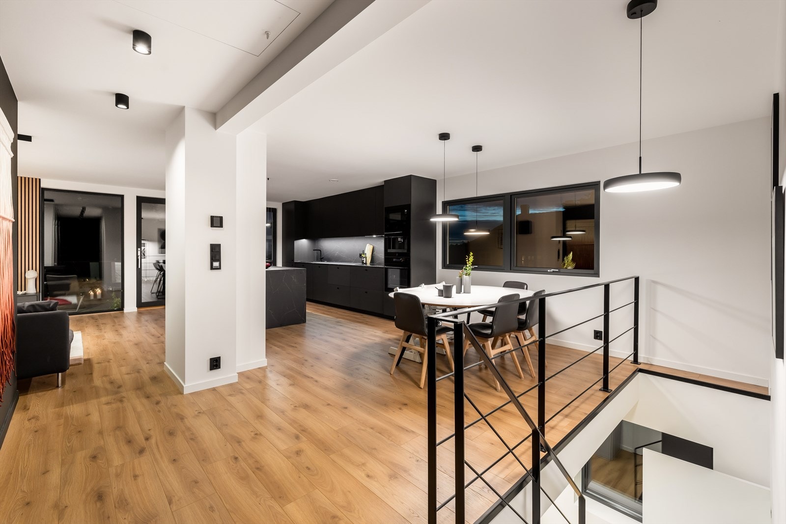 Stuen og kjøkkenet er på tilsammen 52,9 m2, og har moderne laminat på gulvet med varmefolie og gode, definerte soner for møblering. Galleribilde