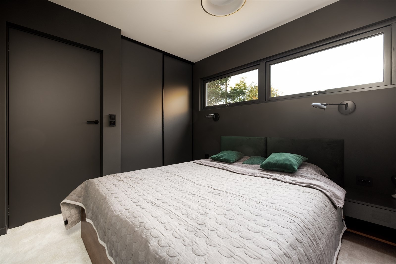 Hovedsoverommet er på 8,8 m2 og har vegg-til-vegg teppe på gulv med varmefolie. Galleribilde