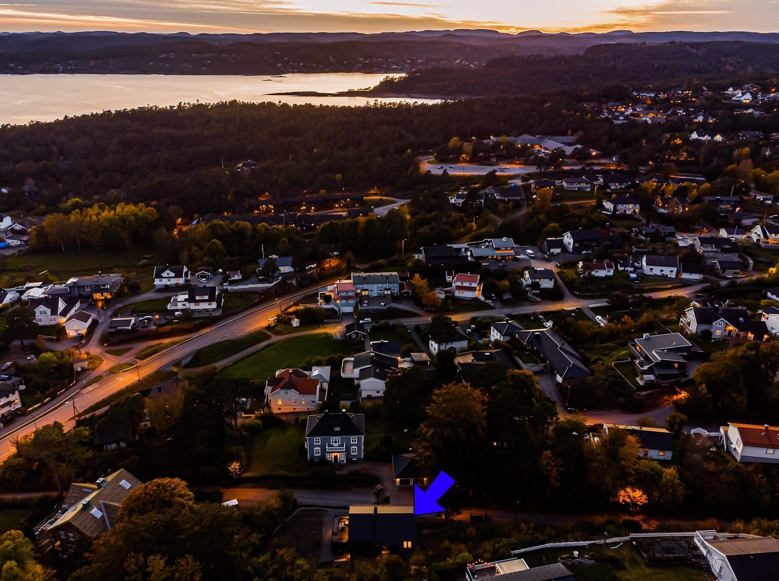 Parkveien 5 ligger fint, vestvendt til i en tilbaketrukket og stille gate i Langesund, omgitt av grøntområder. Boligen ligger høyt og fritt til, med gode sol- og utsiktsforhold. Galleribilde