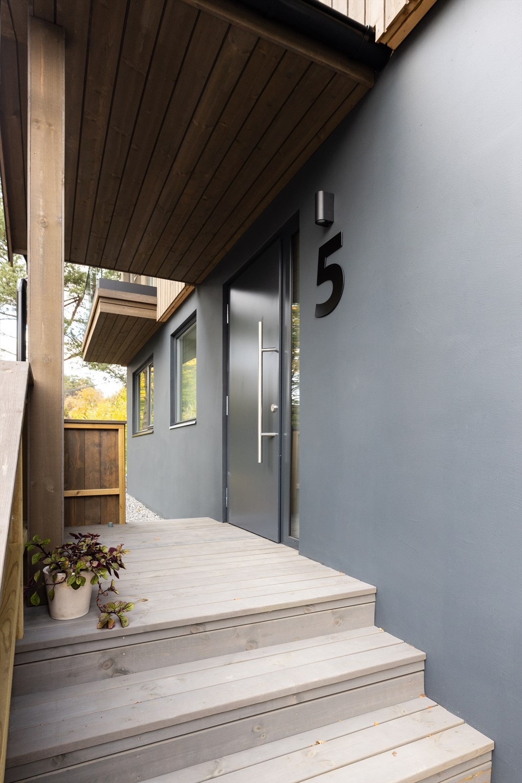 Boligen har et hyggelig overbygget inngangsparti, med grusgang på begge sider som går rundt store deler av huset. Galleribilde