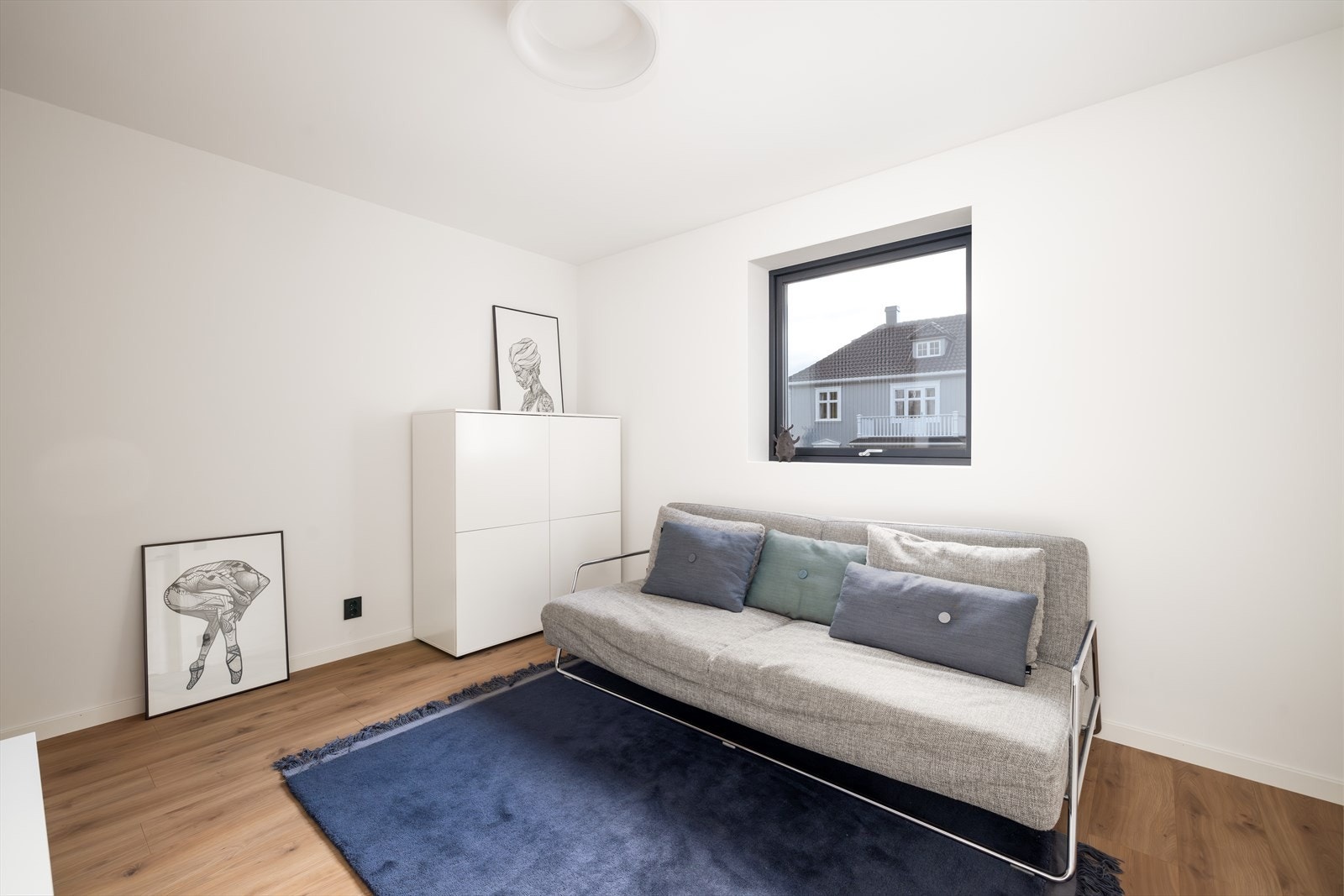 Det er et lyst og romslig soverom i underetasjen på 12,4 m2. Galleribilde