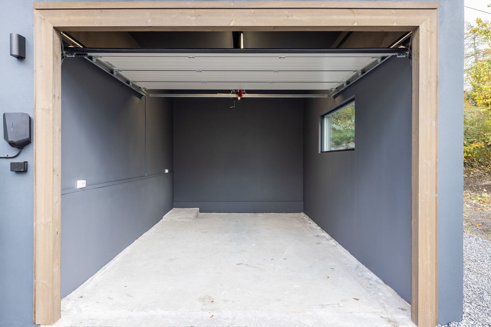 Det er på husvegg ved garasjen installert elbil-lader type Easee i 2023, utført av Elpol Installasjon AS, med mulighet for smartstyring. Galleribilde