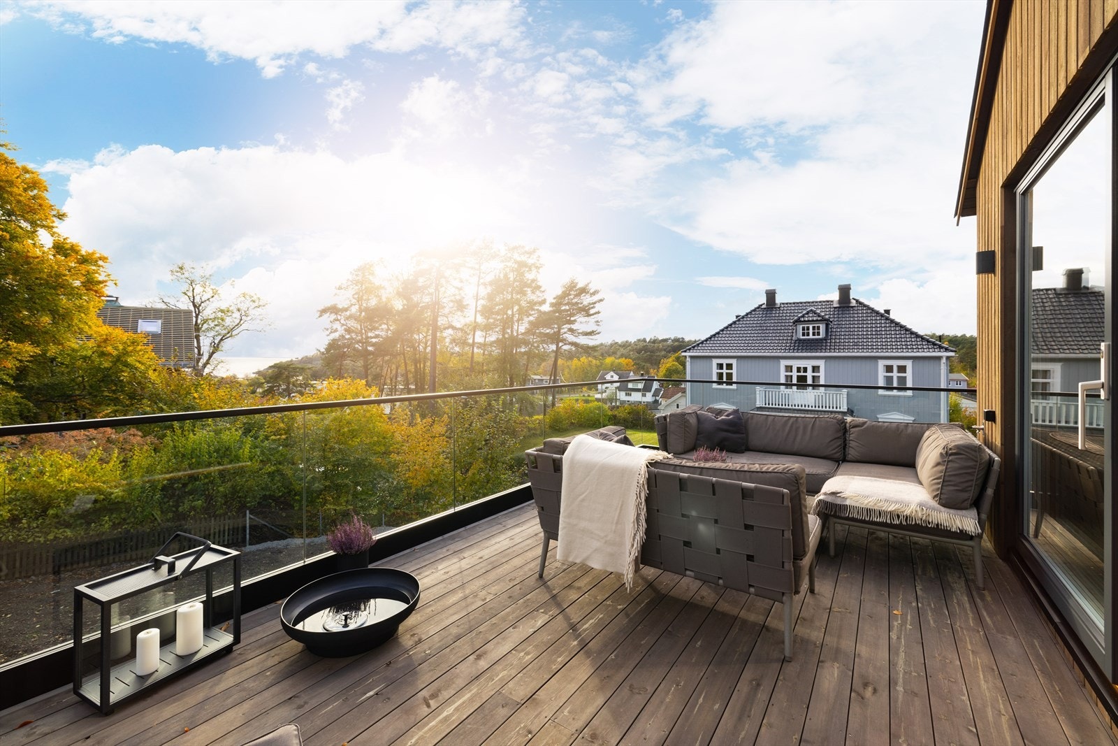 Stuen har god flyt mot den solrike terrassen på ca. 21 m2 som er etablert over den tilliggende garasjen. Galleribilde