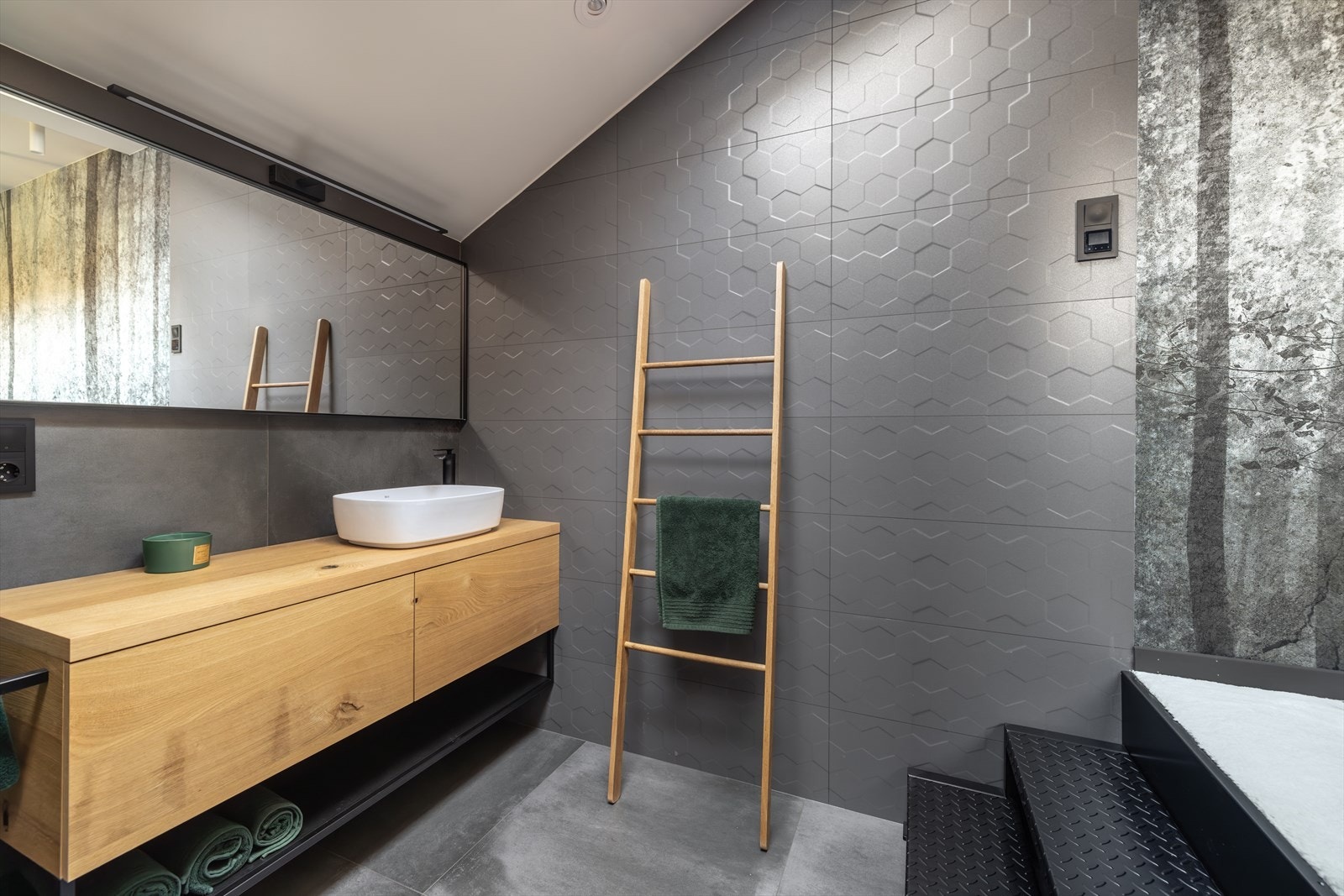 Badet er på 5,6 m2 og ligger på eget nivå ned fra soverommet. Her er det det varme detaljer som møblement i heltre eik med god oppbevaringsplass. Galleribilde