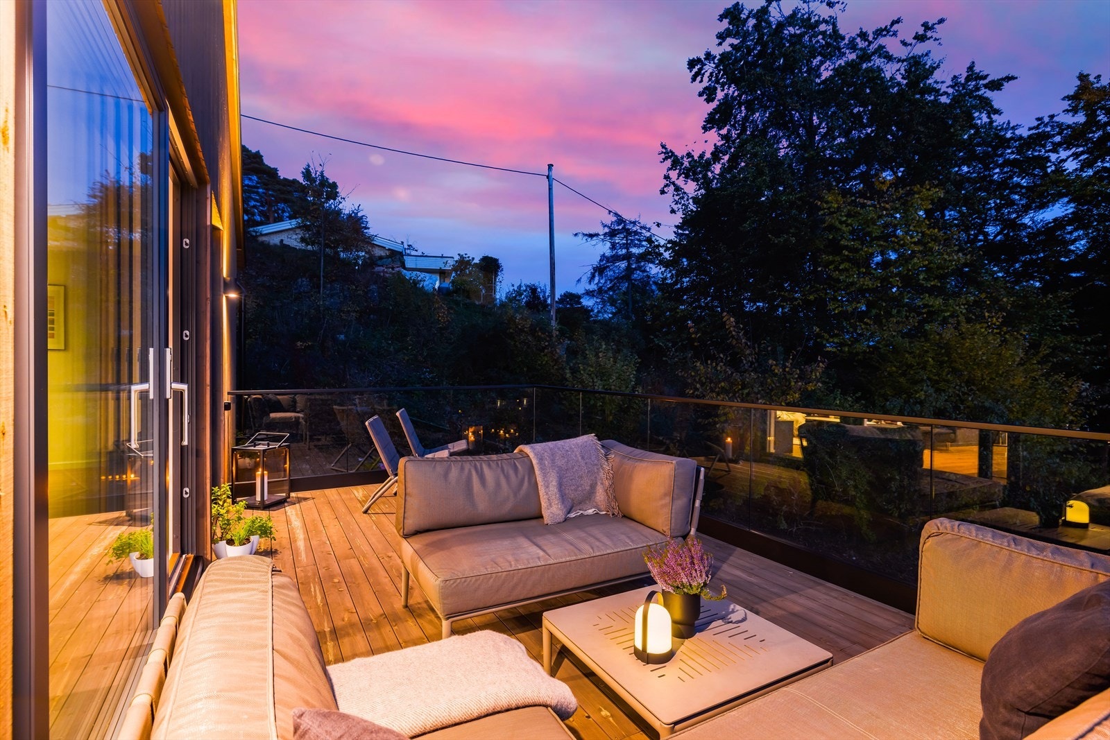 Gangavstand til Langesund sentrum, med sine koselige småbutikker og restauranter, samt Wrightegaarden med sitt unike musikk- og konsertmiljø. Galleribilde