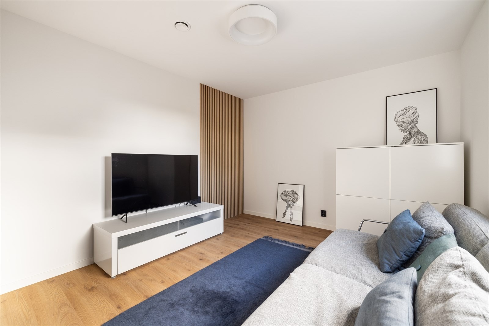 På veggen er det innslag av spiler som tilfører både varme, dybde og kontrast, og som er tatt opp flere andre steder i boligen. Galleribilde