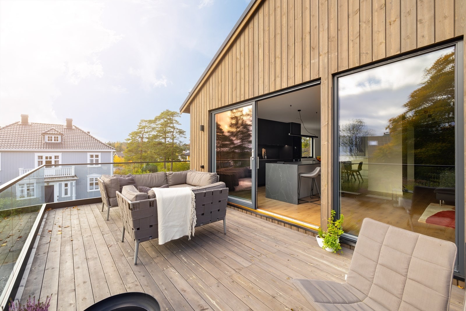 Terrassen har god plass til møblement, og glassrekkverket gir et eksklusivt uttrykk. Galleribilde