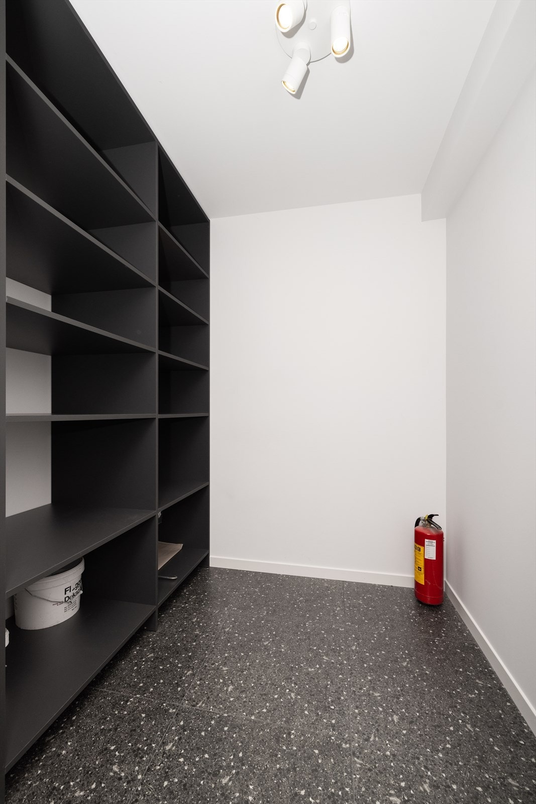 Inntil omkledningsrommet er det etablert bod/kjølerom på 4,5 m2 hvor det er godt med oppbevaringsplass i tilpasset hyllesystem. Her er det fliser på gulv og malte vegger, samt at det er egen avtrekks ventil i yttervegg. Galleribilde