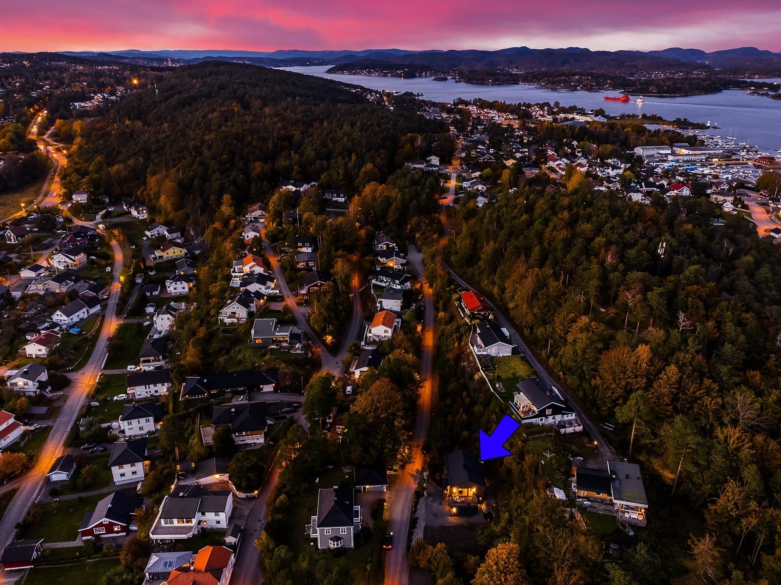 For øvrig kort kjørevei til nye Bamble ungdomsskole som ligger på Grasmyr. Ungdomsskolen stod klar høsten 2021 og i tilknytning til denne er det etablert to idrettshaller og svømmehall, samt flotte utearealer. Galleribilde