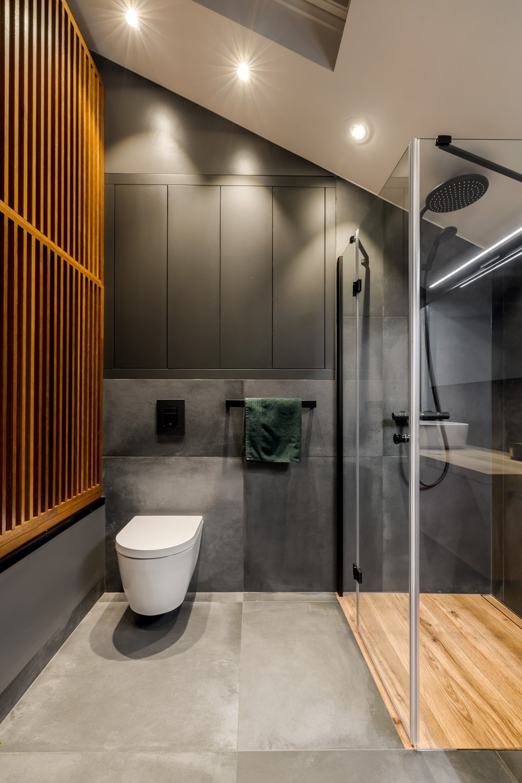 Godt med lys blir tilført via takvinduer, og badet er også innredet med åpen dusjløsning med dusjdører samt vegghengt toalett. Galleribilde