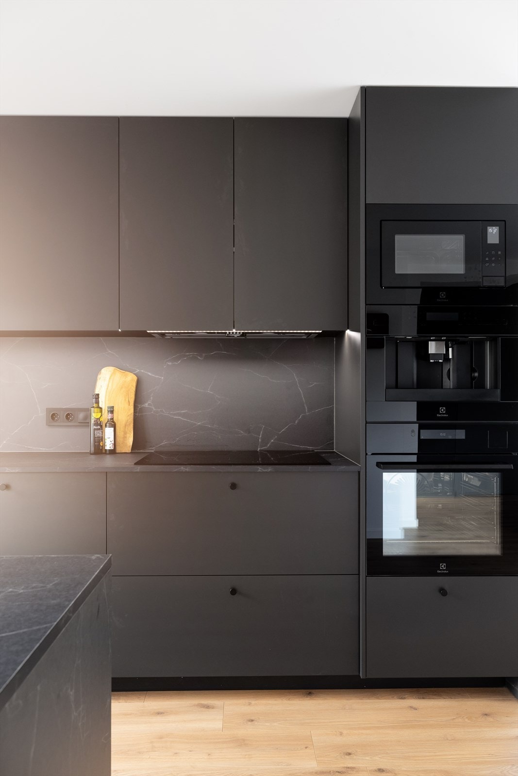 ....samt kaffemaskin, mikro og stekeovn i praktisk arbeidshøyde i høyskap. I kjøkkenøya er det til og med integrert vinskap. Galleribilde