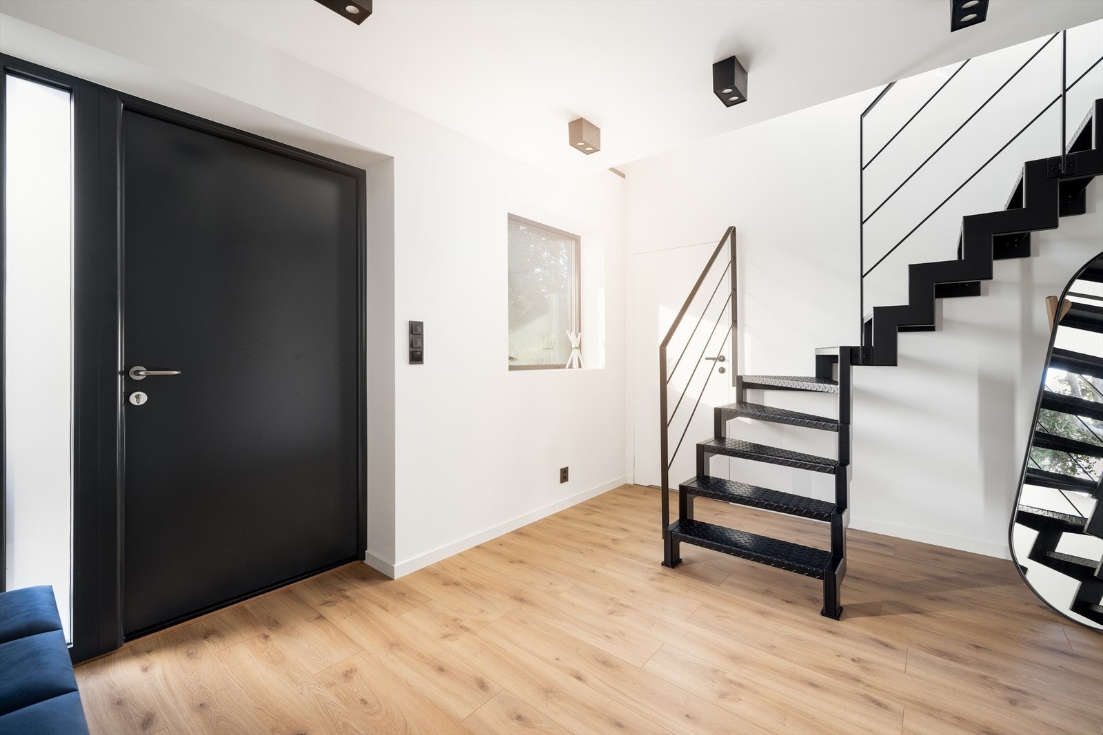 Takhøyde denne etasje/1. etasje er 2,40 m (i tillegg er det 10 cm grunnisolasjon XPS300). Hyggelige inngangspartiet kommer man inn i den lyse, romslige trappehallen på 12,9 m2. Her er det varme i gulvet, og en ny, stilig ståltrapp fra 2023. Galleribilde