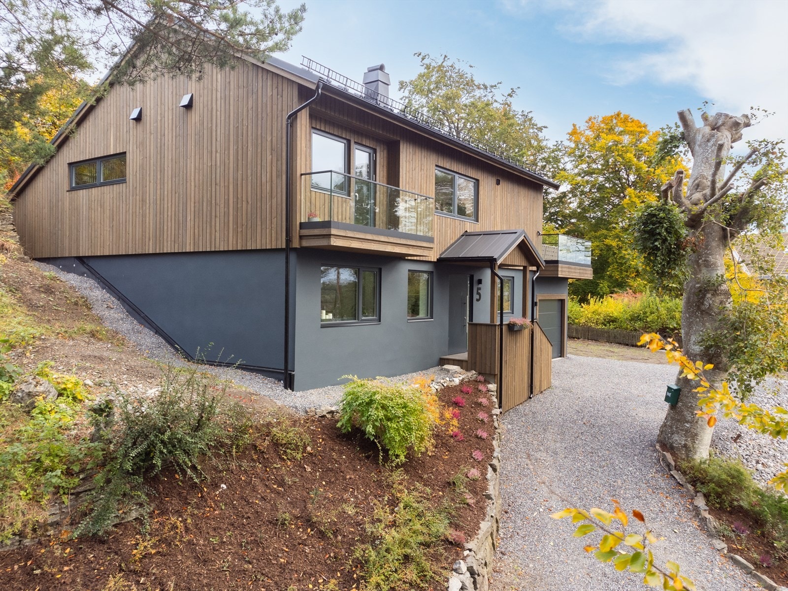 Eiet skrånende tomt på 744,9 m2 som er pent opparbeidet med plen, bed og prydbusker samt noe naturtomt. Galleribilde