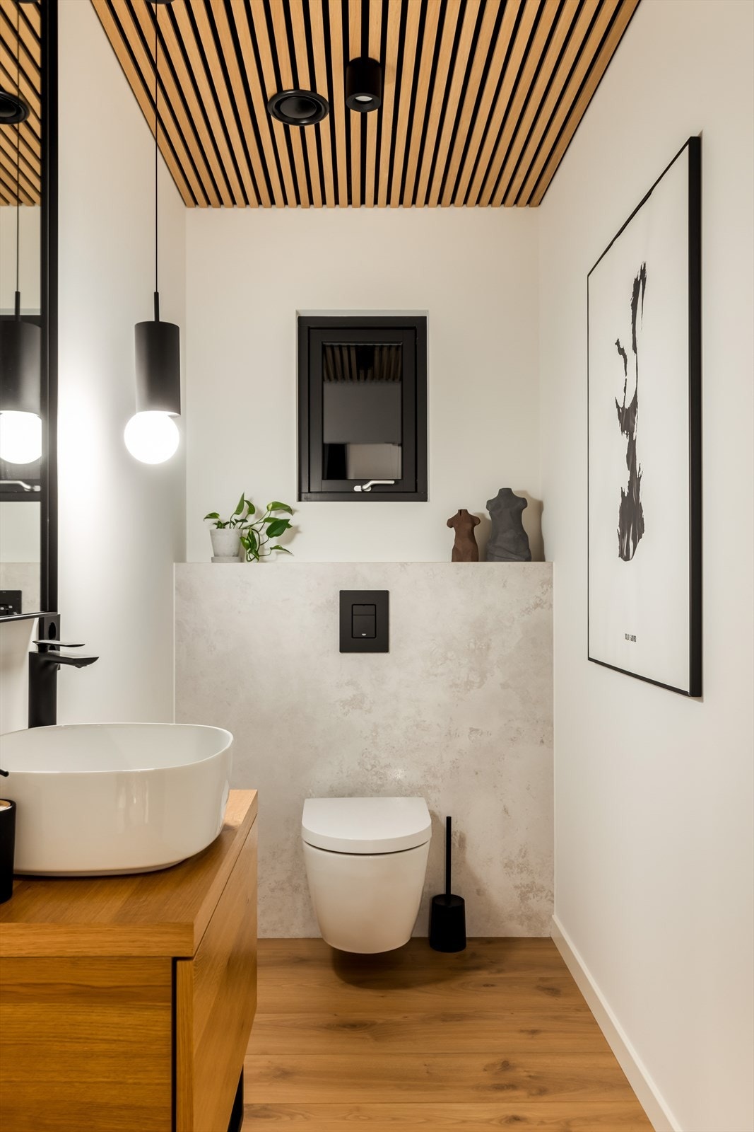 Det er eget toalettrom i hovedetasjen som er praktisk plassert ved soverommene. Toalettrommet er på 2,6 m2 og også her er det møblement i heltre eik og samme gjennomførte stil som baderommene for øvrig. Laminat på gulv m/varmefolie og veggfestet toalett. Galleribilde