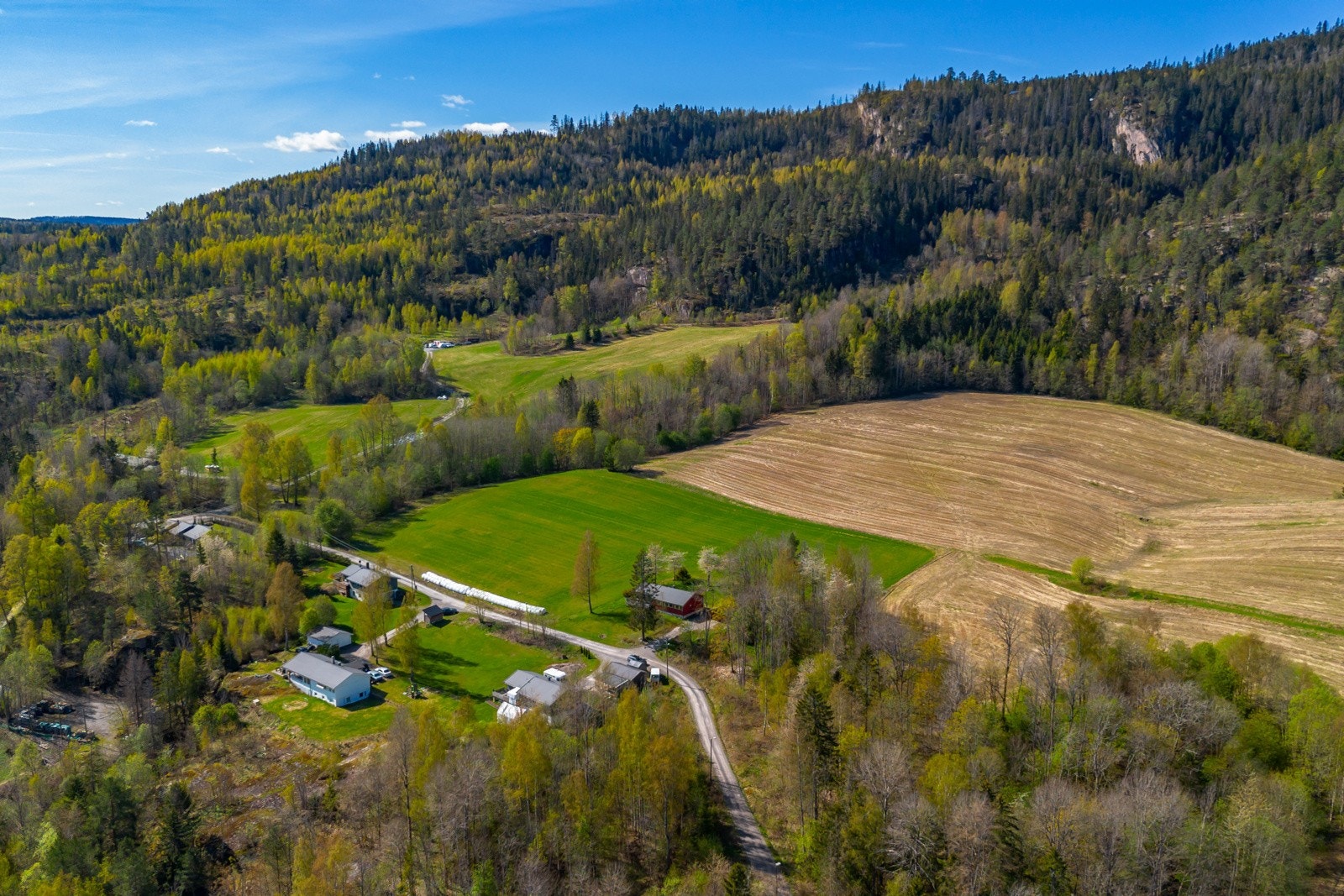Solrik tomt ved åskammen med gode lysforhold gjennom store deler av dagen. Galleribilde