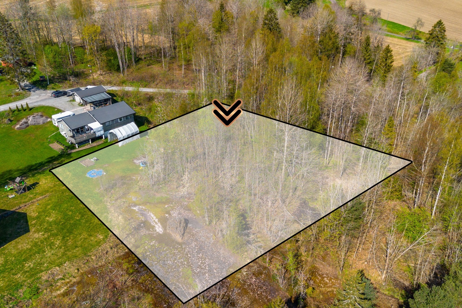 Dagligvarehandelen kan blant annet gjøres på Kiwi og Rema 1000 Lierbyen, som begge ligger ca. 8 min unna med bilen. I Lierbyen sentrum er det også bibliotek, frisører, legesenter og apotek. Galleribilde