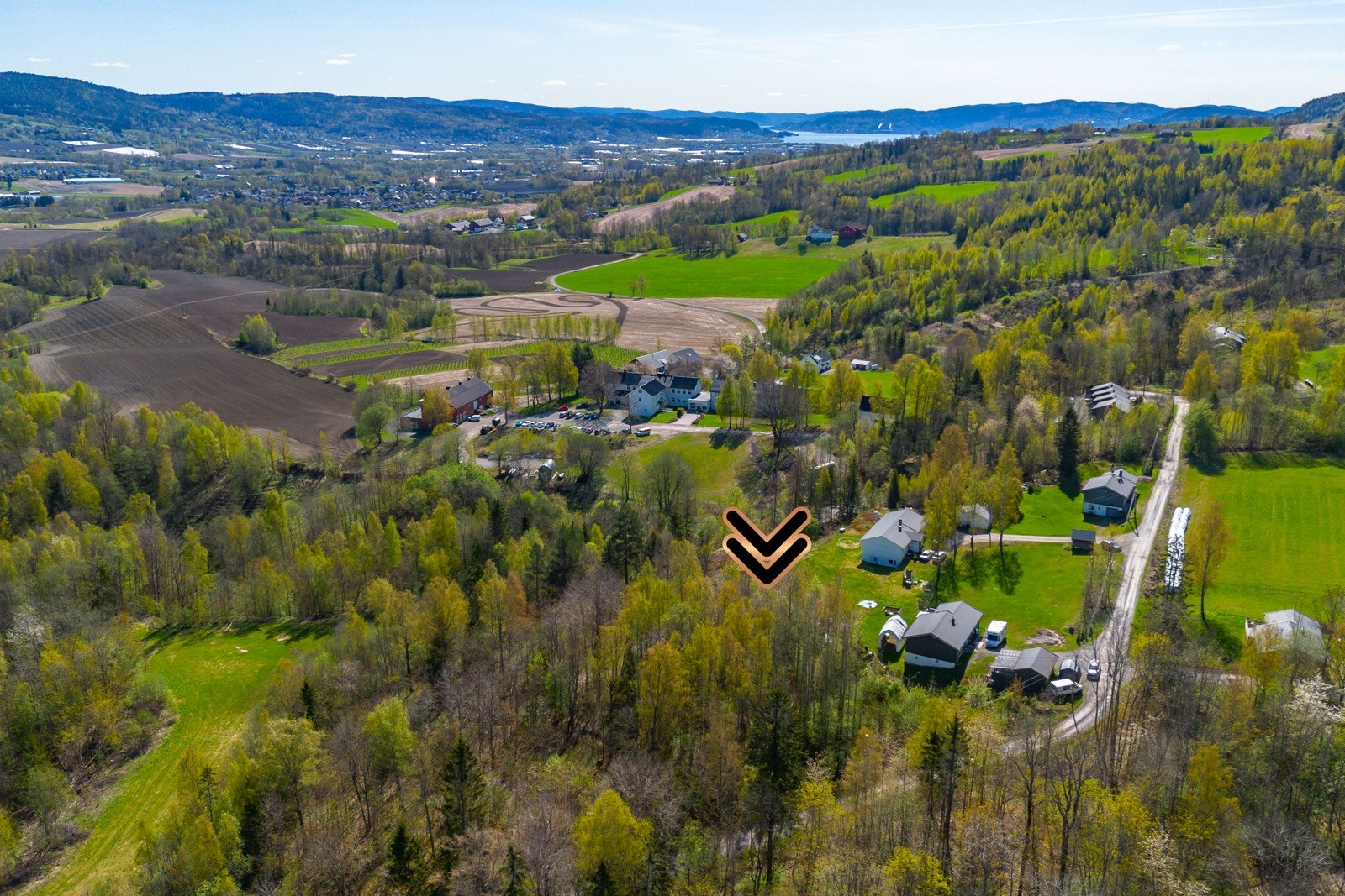 Det er kort vei til lierbyen, påkjøring E18 og Jernbanestasjon. Galleribilde