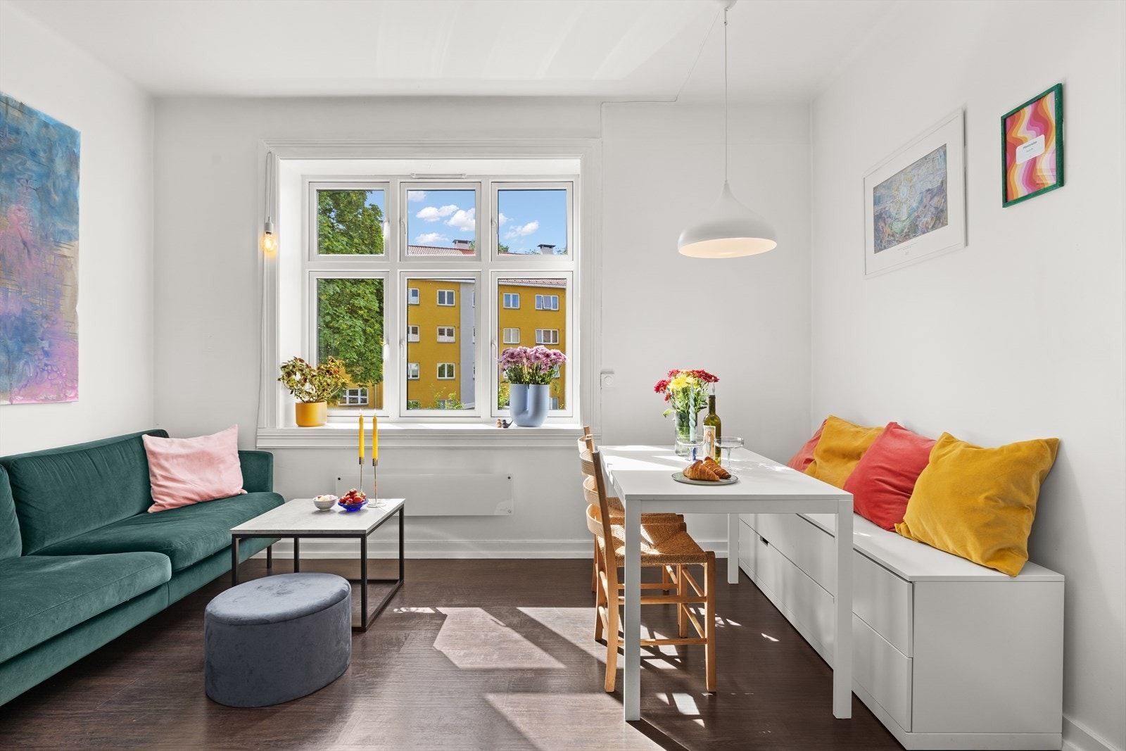 Stuen har plass til sofagruppe samt spiseplass Galleribilde