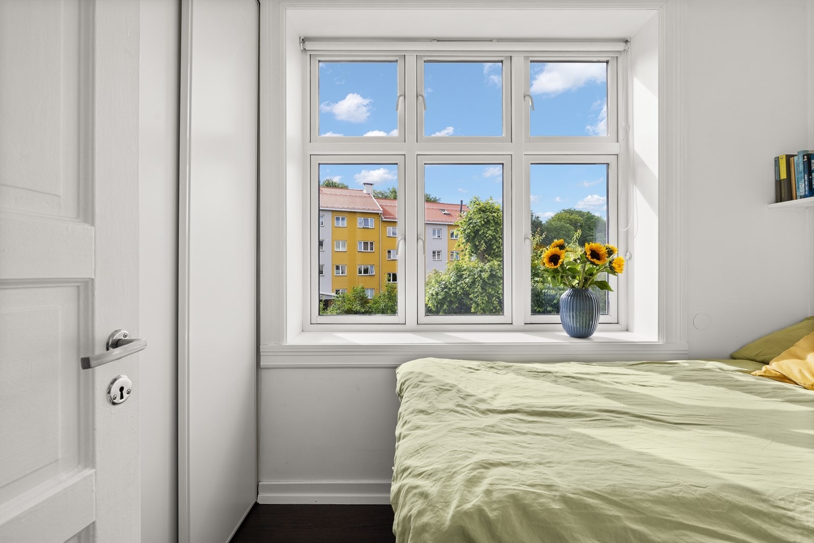 Soverommet har plass til dobbeltseng samt har skyvedørsgarderobe Galleribilde