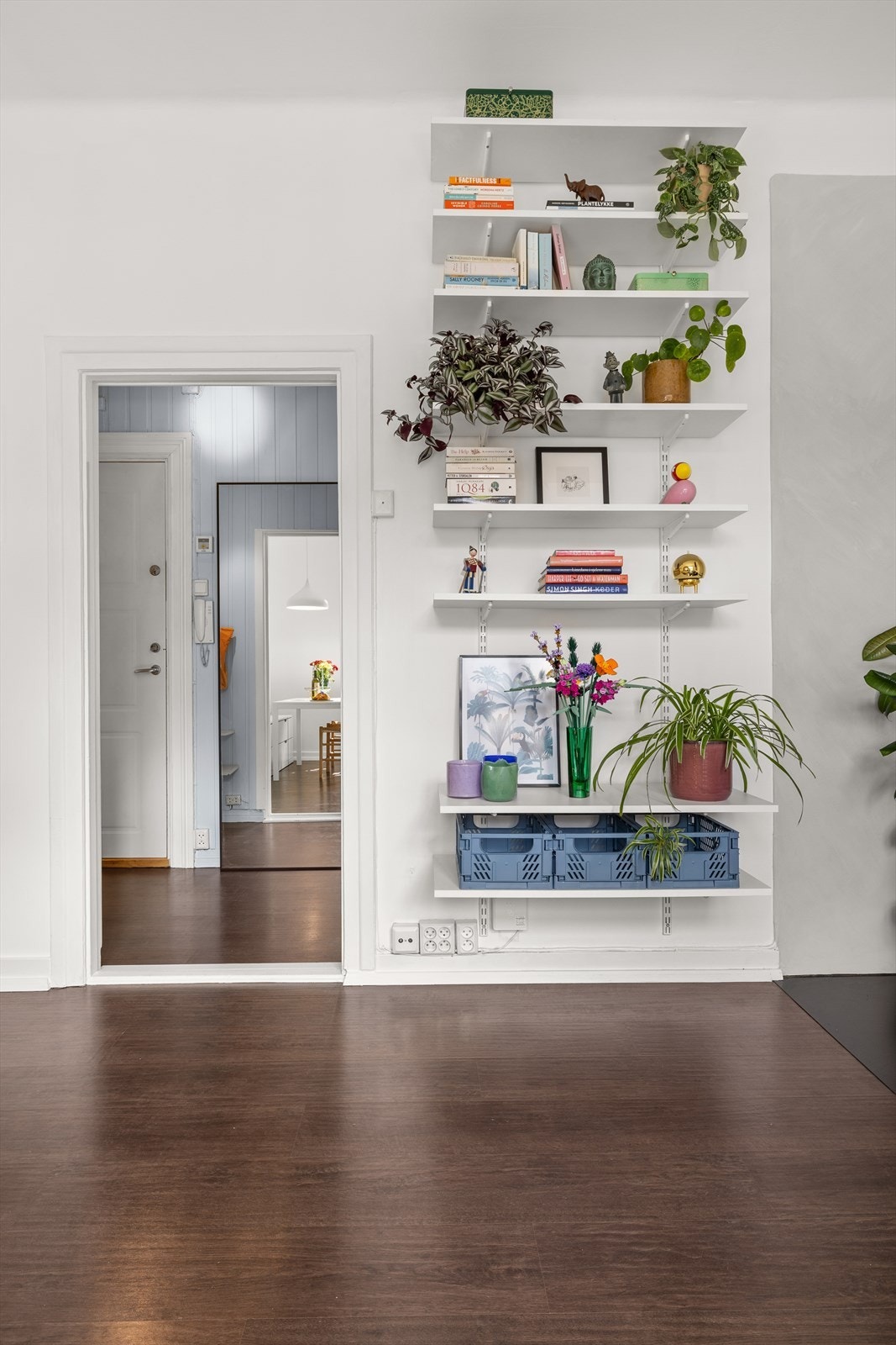 Fra stuen er det åpning til entré Galleribilde