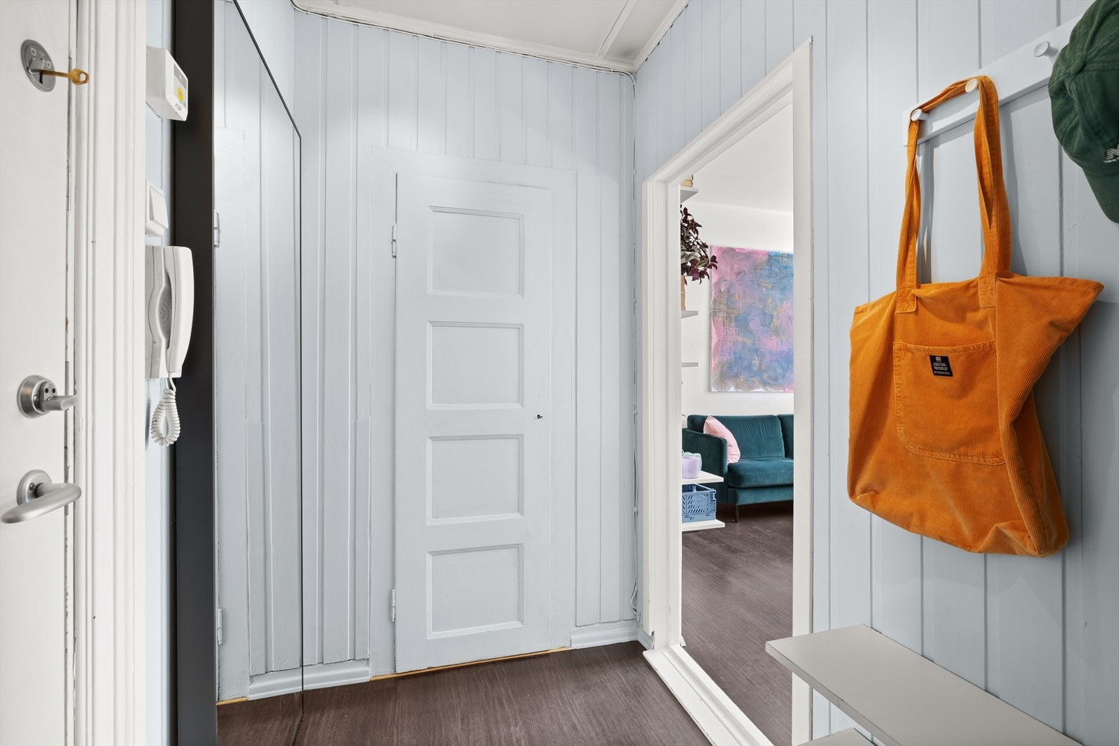 Entré med porttlf og intern bod Galleribilde