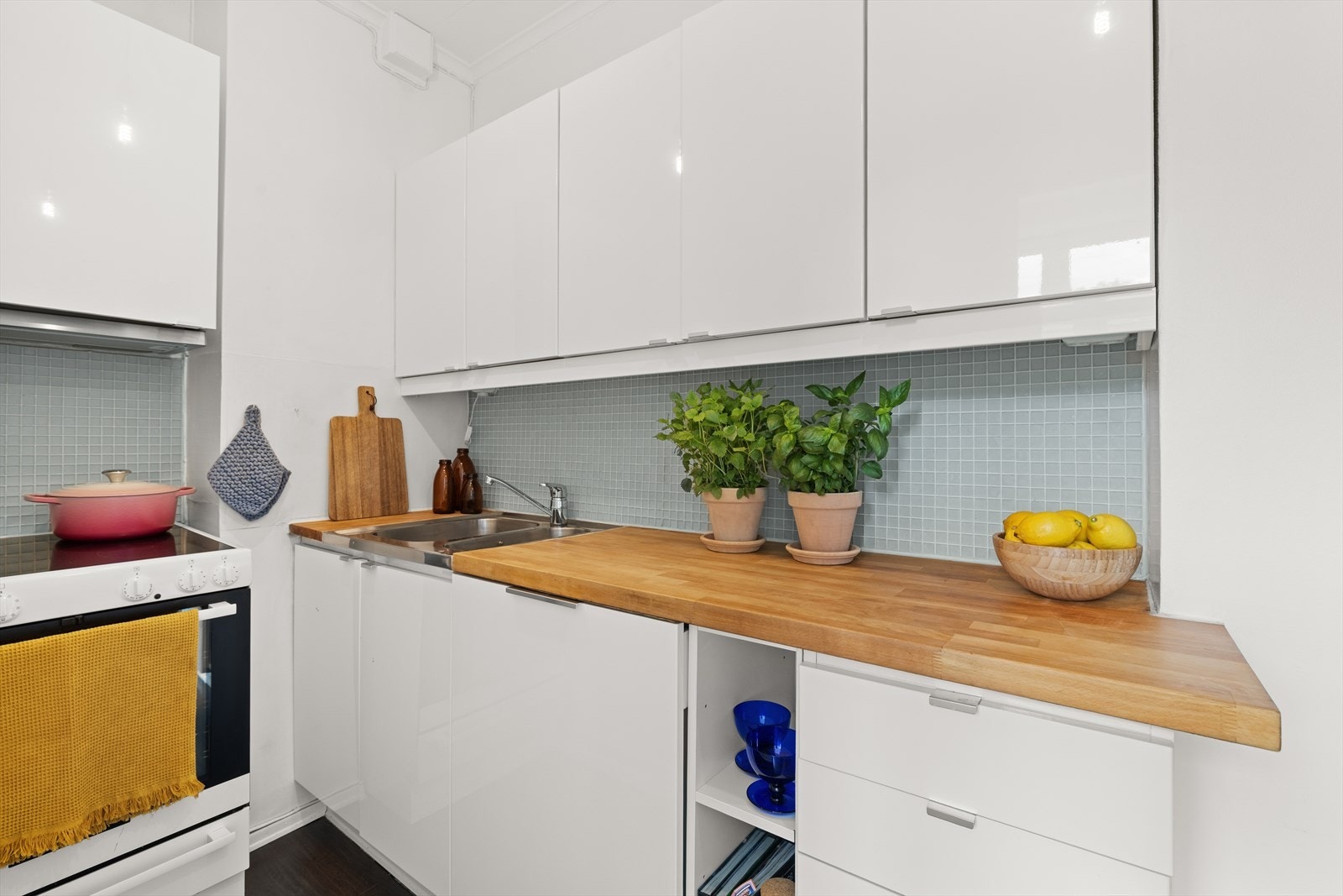 Heltre benkeplate, integrert oppvaskmaskin og ventilator med kullfilter Galleribilde