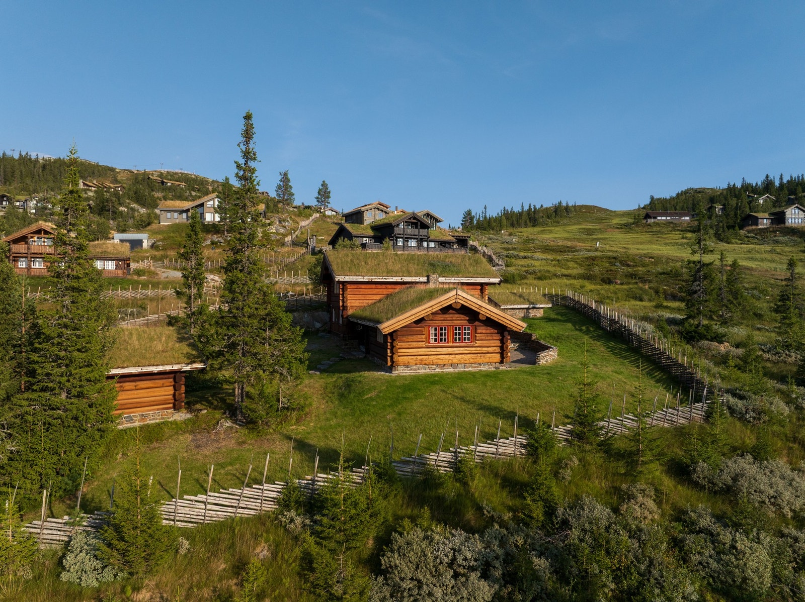 Deler av tomten er inngjerdet med skigard. Galleribilde