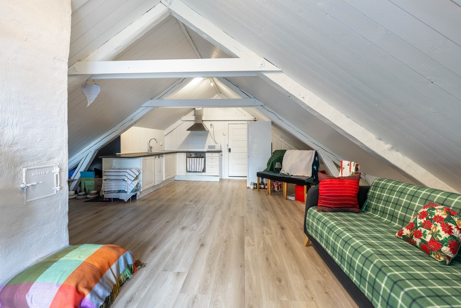 Leiligheten har lyse farger og praktisk kjøkkeninnredning Galleribilde