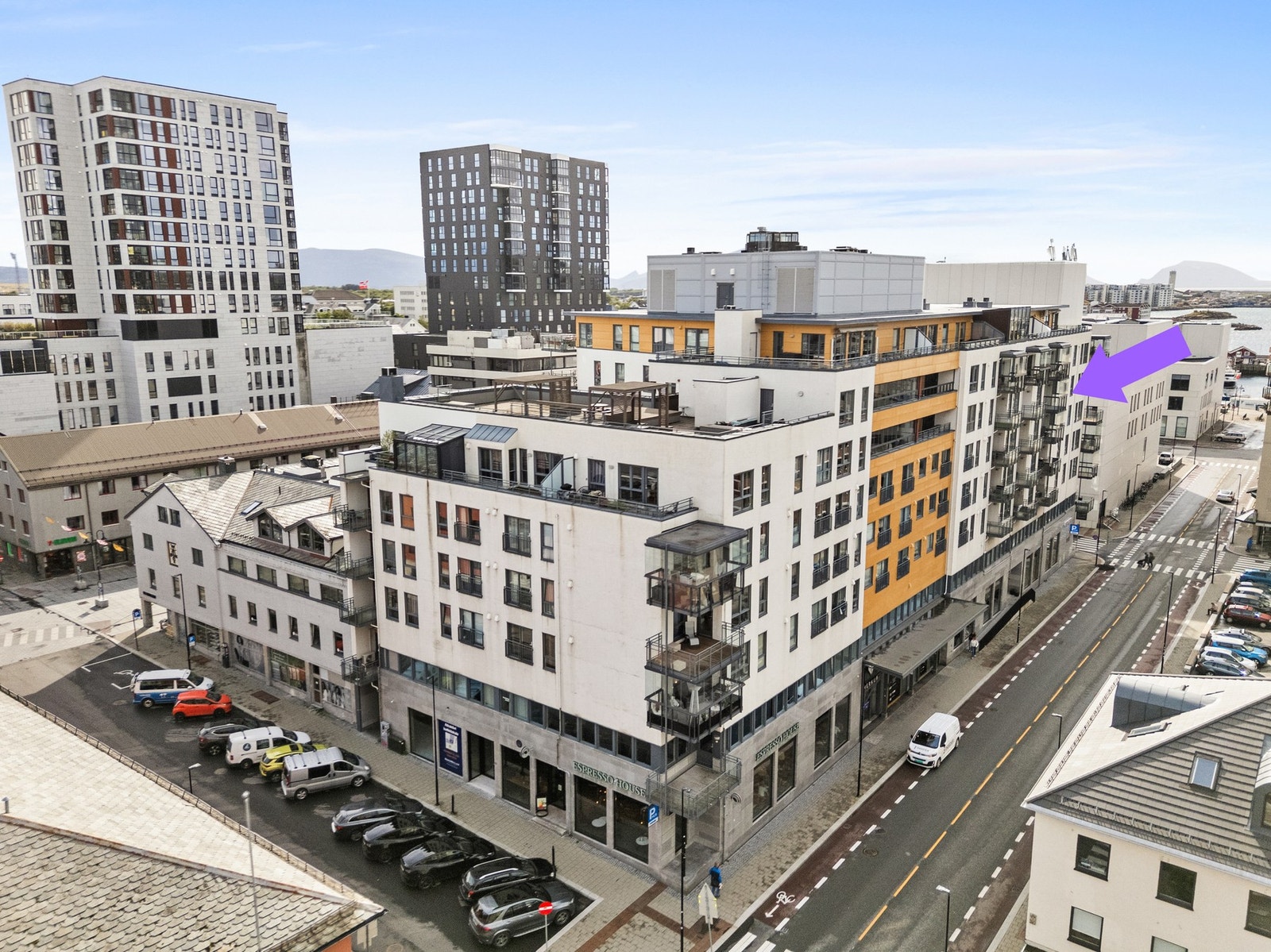 Bygget byr på flere flotte fellesarealer samt dagligvarebutikk med mer Galleribilde