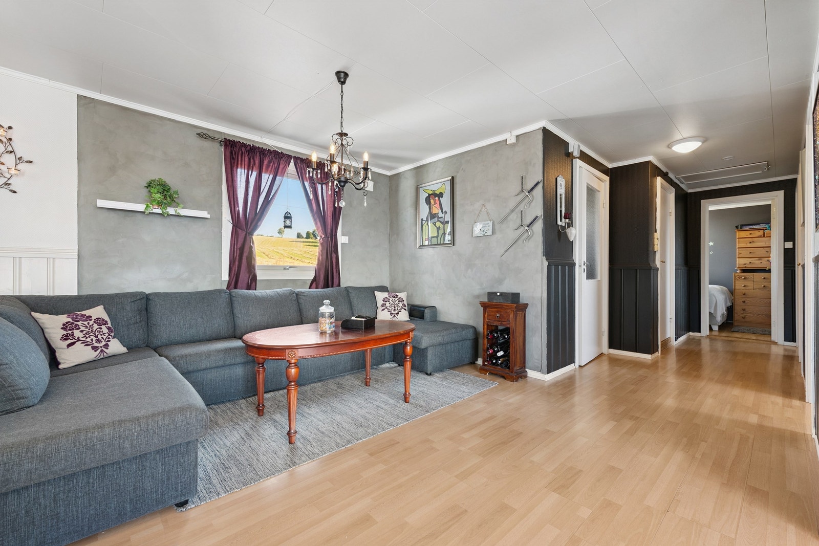 Stuen er malt i fine og tidsriktige farger Galleribilde