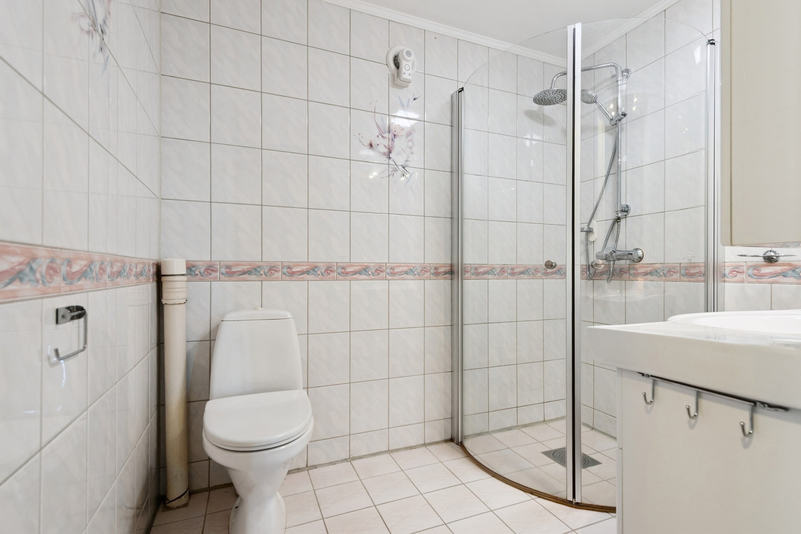 Flislagt bad i første etasje med servant, toalett og dusjløsning. Galleribilde