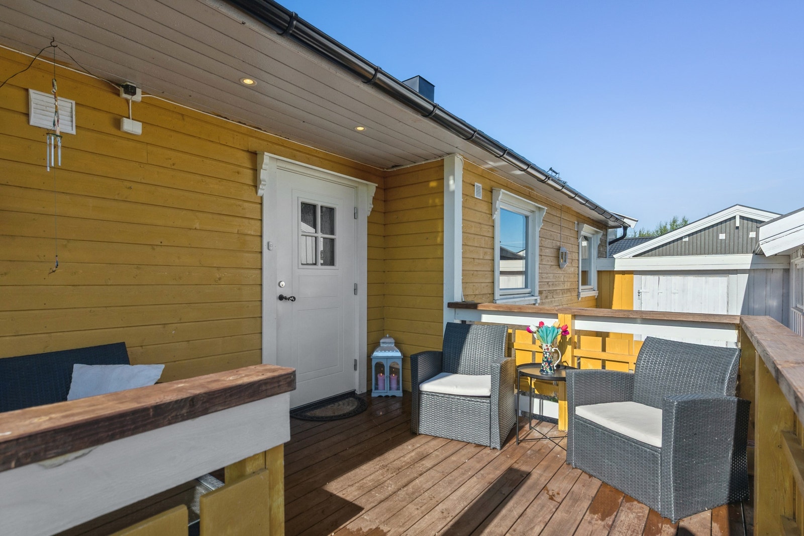 Koselig, overbygd inngangsparti på den nordvendte terrassen. Galleribilde