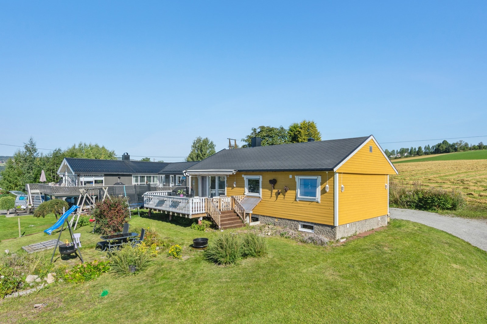 Stor hage med god plass for lek og utendørsaktiviteter for hele familien. Galleribilde