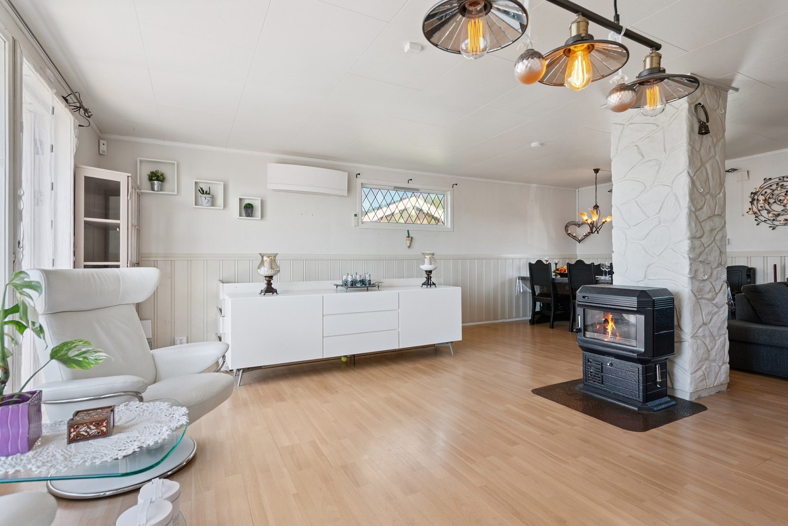 Boligen varmes effektivt opp med både varmepumpe og vedfyring. Galleribilde