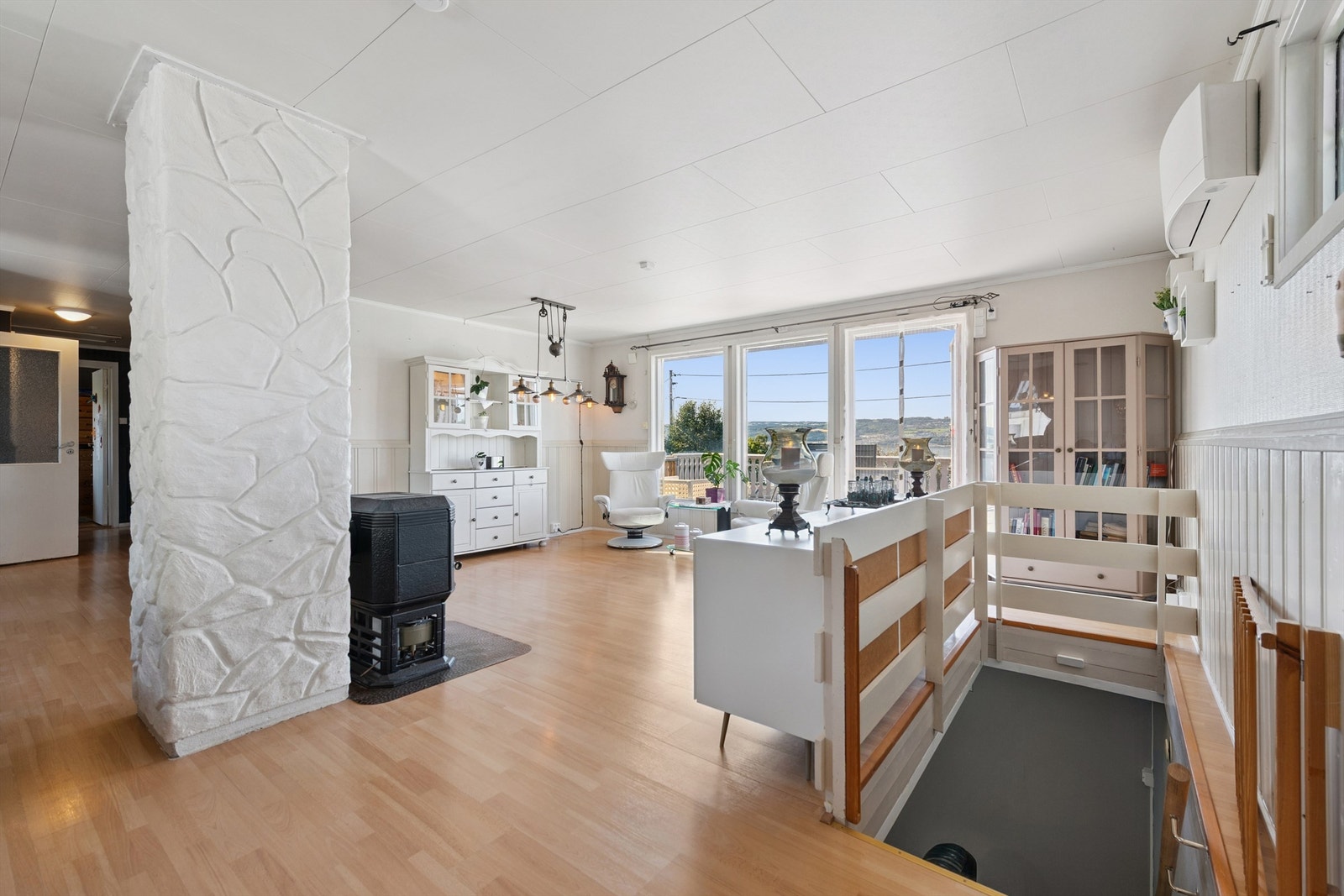 Åpen stueløsning med trapp ned til kjelleren og utgang til terrasse. Galleribilde