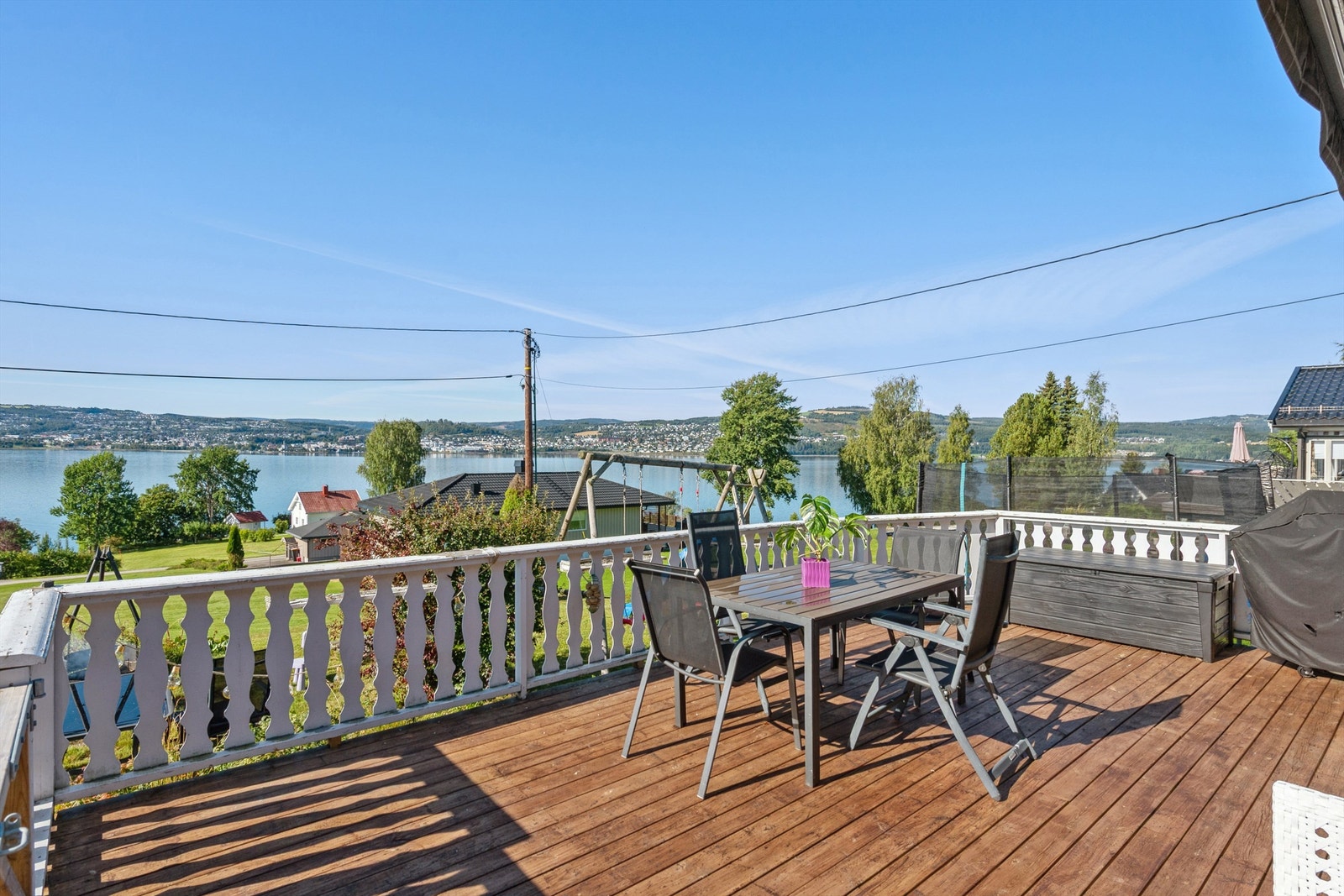 Terrassen har nye terrassebord fra 2023 og trapp ned til hagen. Galleribilde