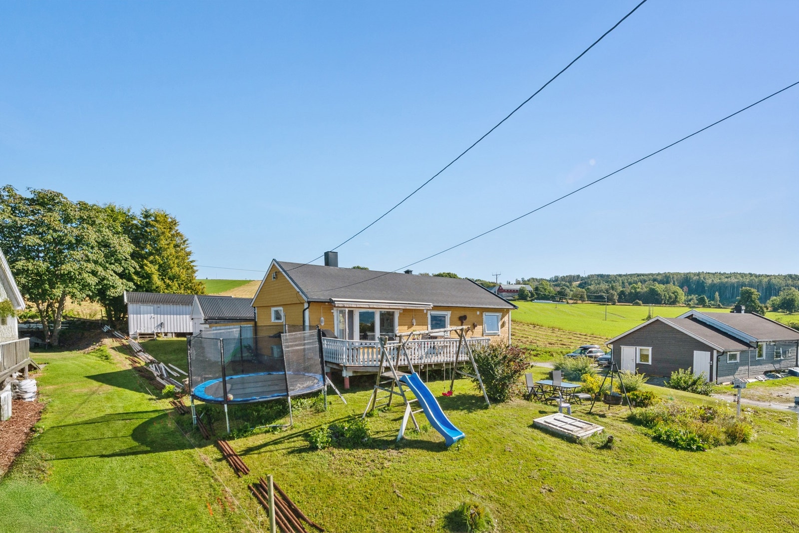 Boligens ytterkledning ble fornyet i 2022, og taket i 2020. Galleribilde