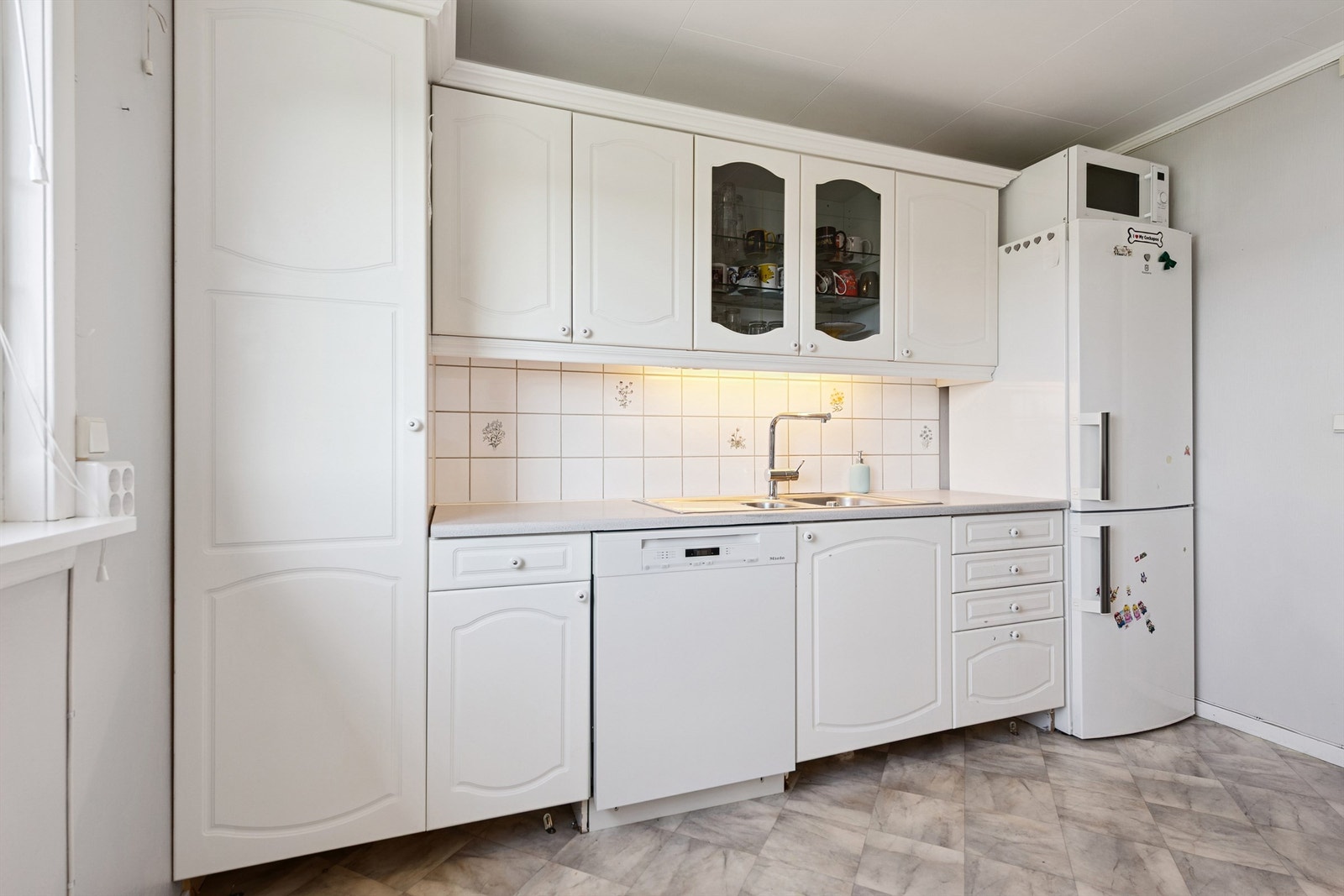 Kjøkkeninnredning med profilerte fronter og god skapplass. Galleribilde