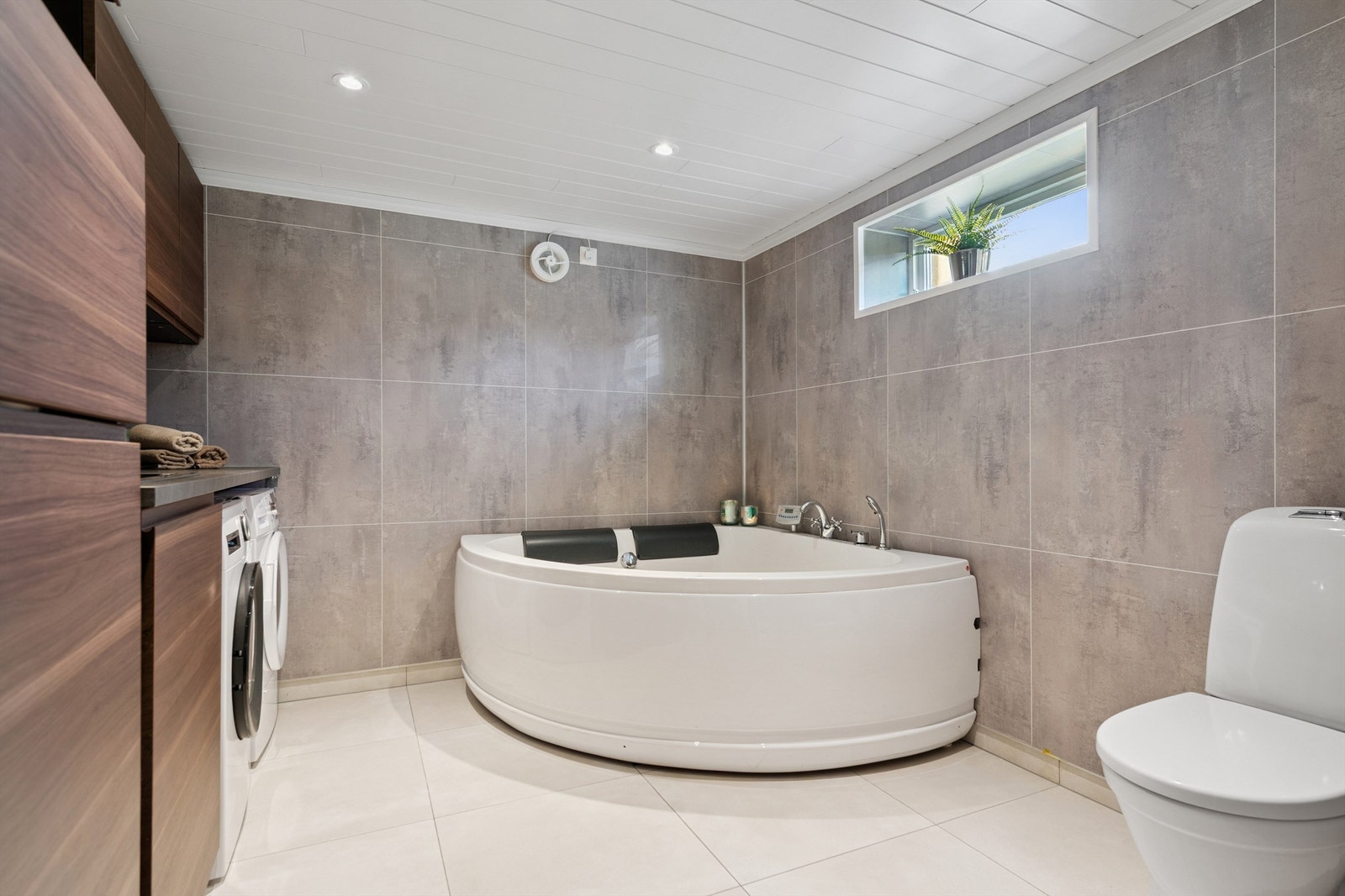 Delikat bad/vaskerom i kjelleren, totalrenovert i 2019, med boblekar. Galleribilde