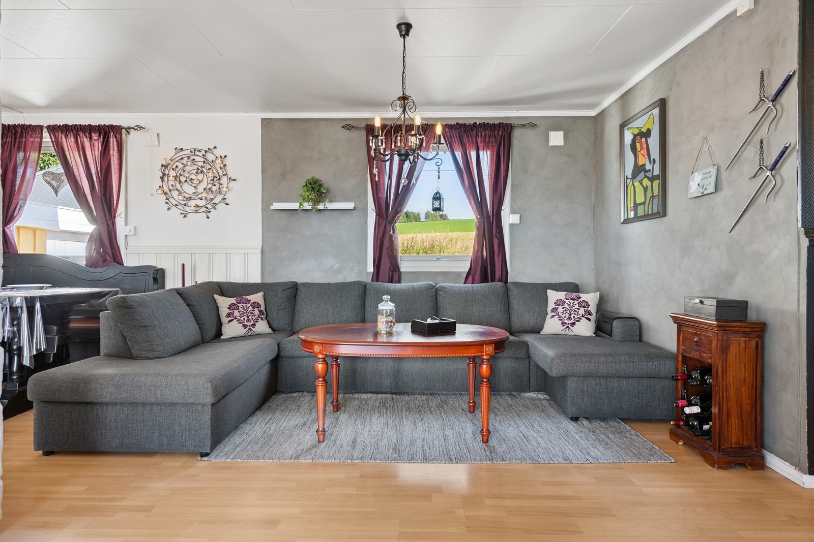 Stuen har god plass til en romslig sofagruppe for hyggelige kvelder. Galleribilde