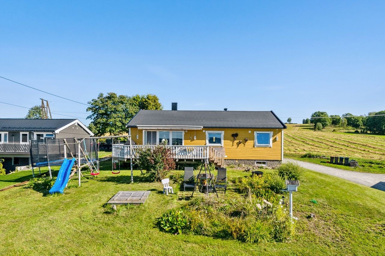 Eiendommen ligger i rolige, landlige omgivelser med en stor og åpen tomt. Nydelig utsikt! Galleribilde