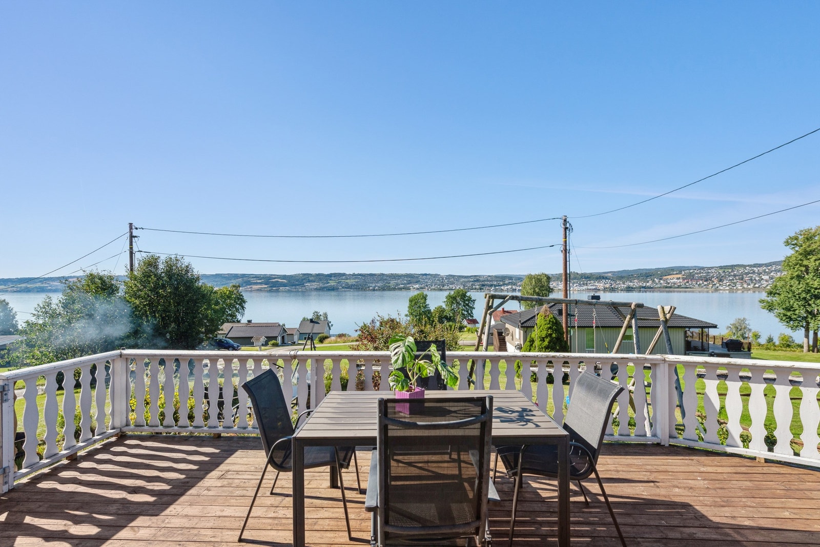 En herlig sørvendt terrasse med god plass til utemøbler. Galleribilde