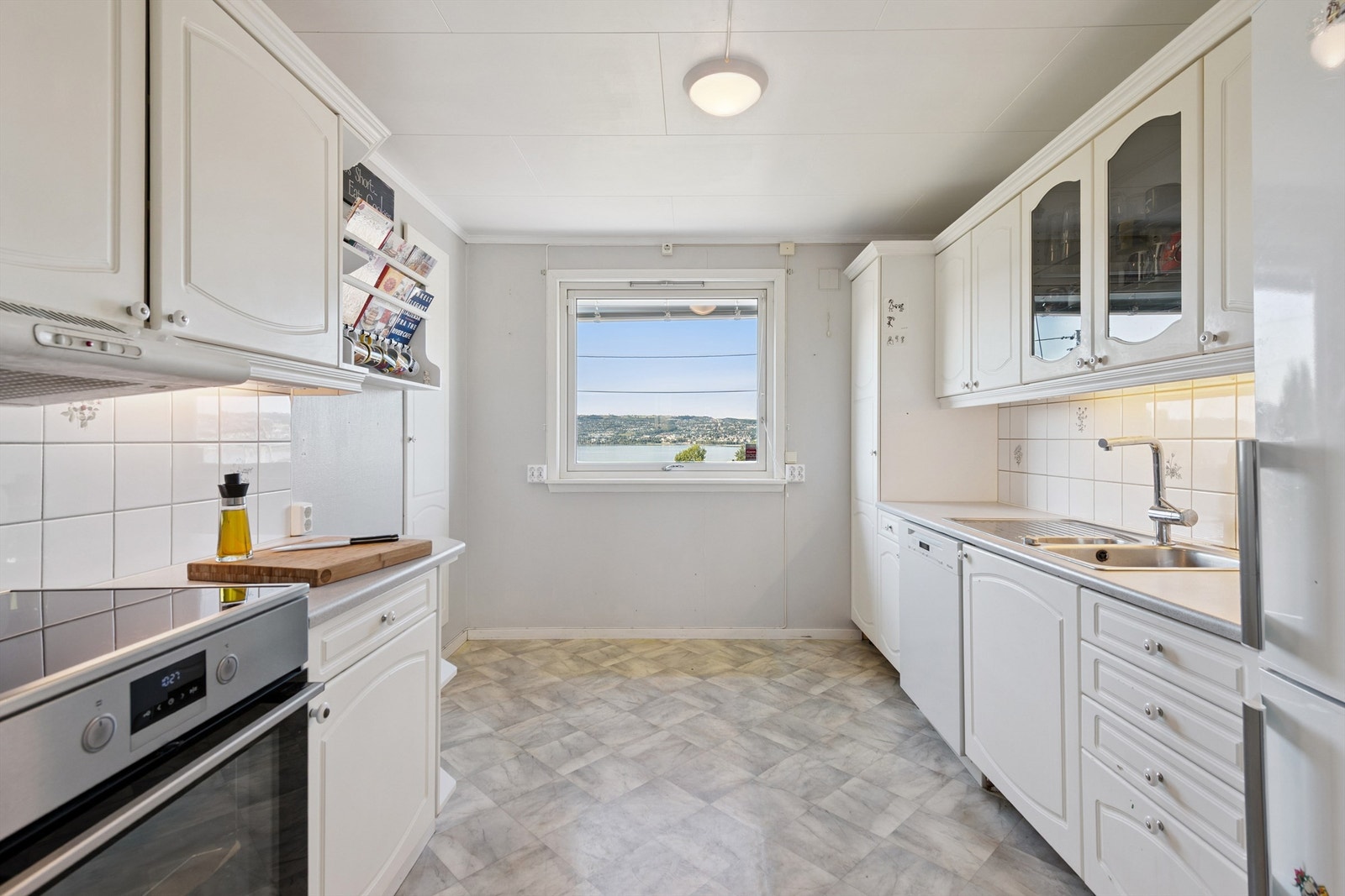 Praktisk kjøkken med plass til frittstående hvitevarer og spiseplass. Galleribilde