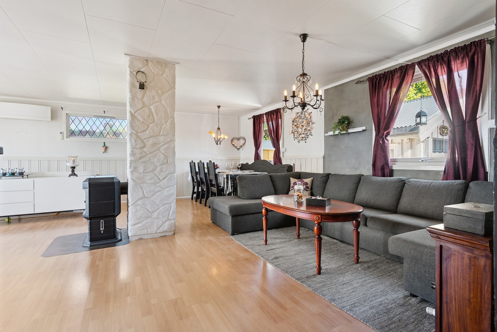 Fleksibel stue med plass til både sofakrok og en egen spiseplass. Galleribilde