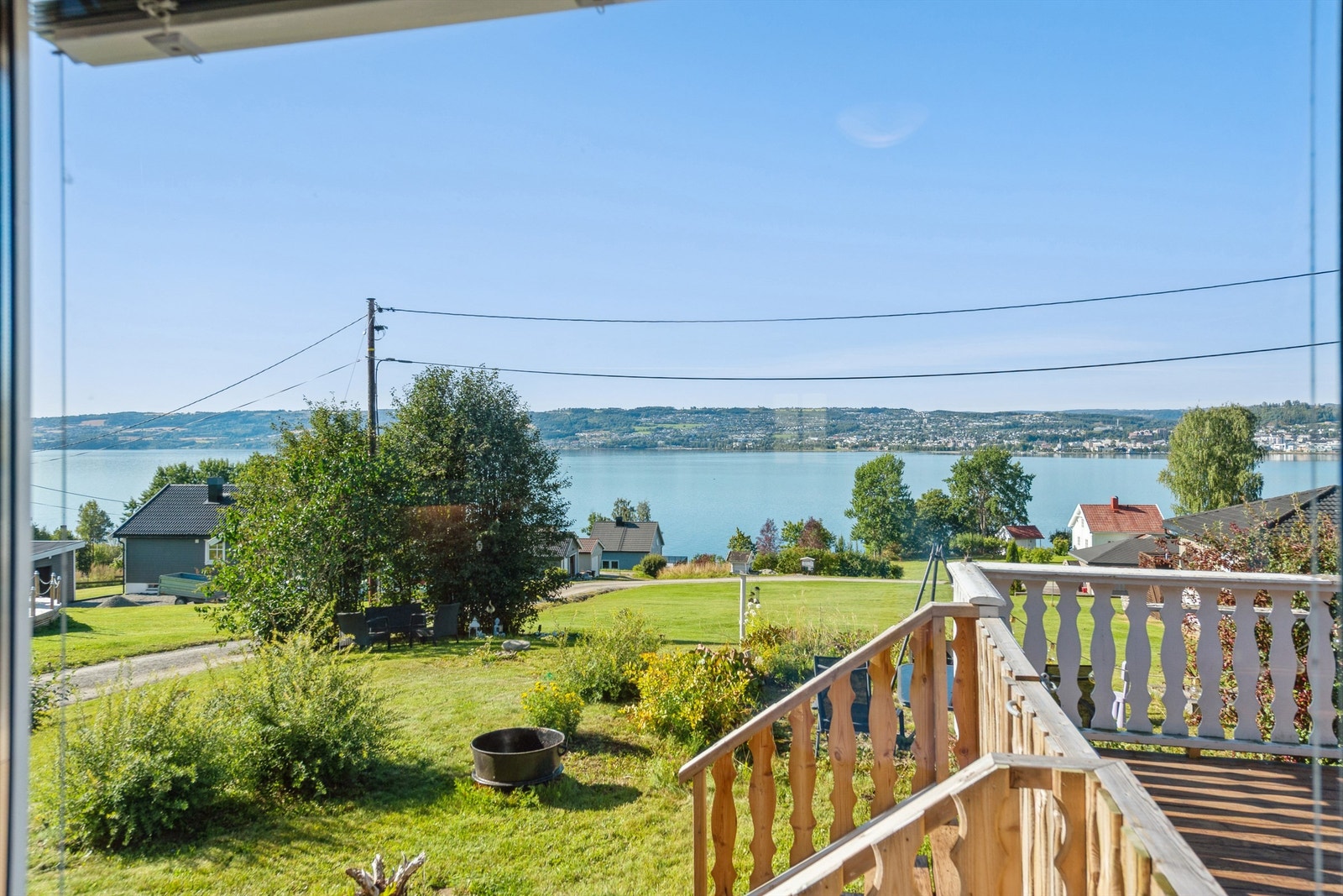 Fra kjøkkenvinduet har man en vakker utsikt Galleribilde