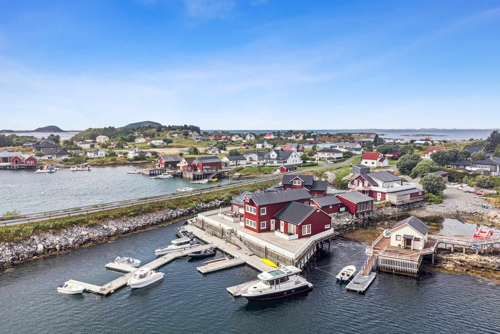 Seløya har egen nærbutikk, og serveringssteder som kan by på både konserter, spennende arrangementer og overnattingssteder Galleribilde