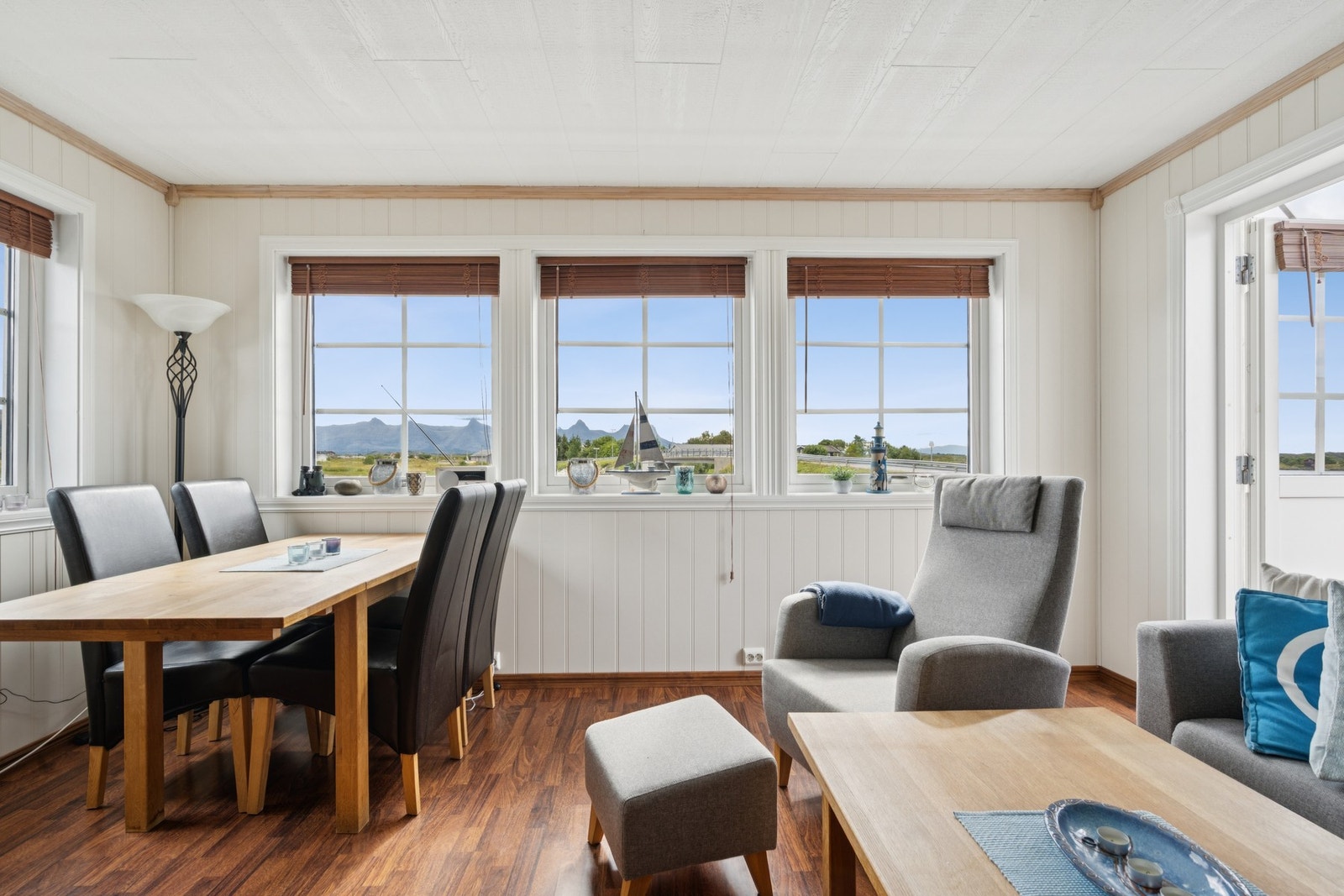 Leiligheten har en åpen løsning mellom stue og kjøkken, med direkte utgang til egen balkong Galleribilde