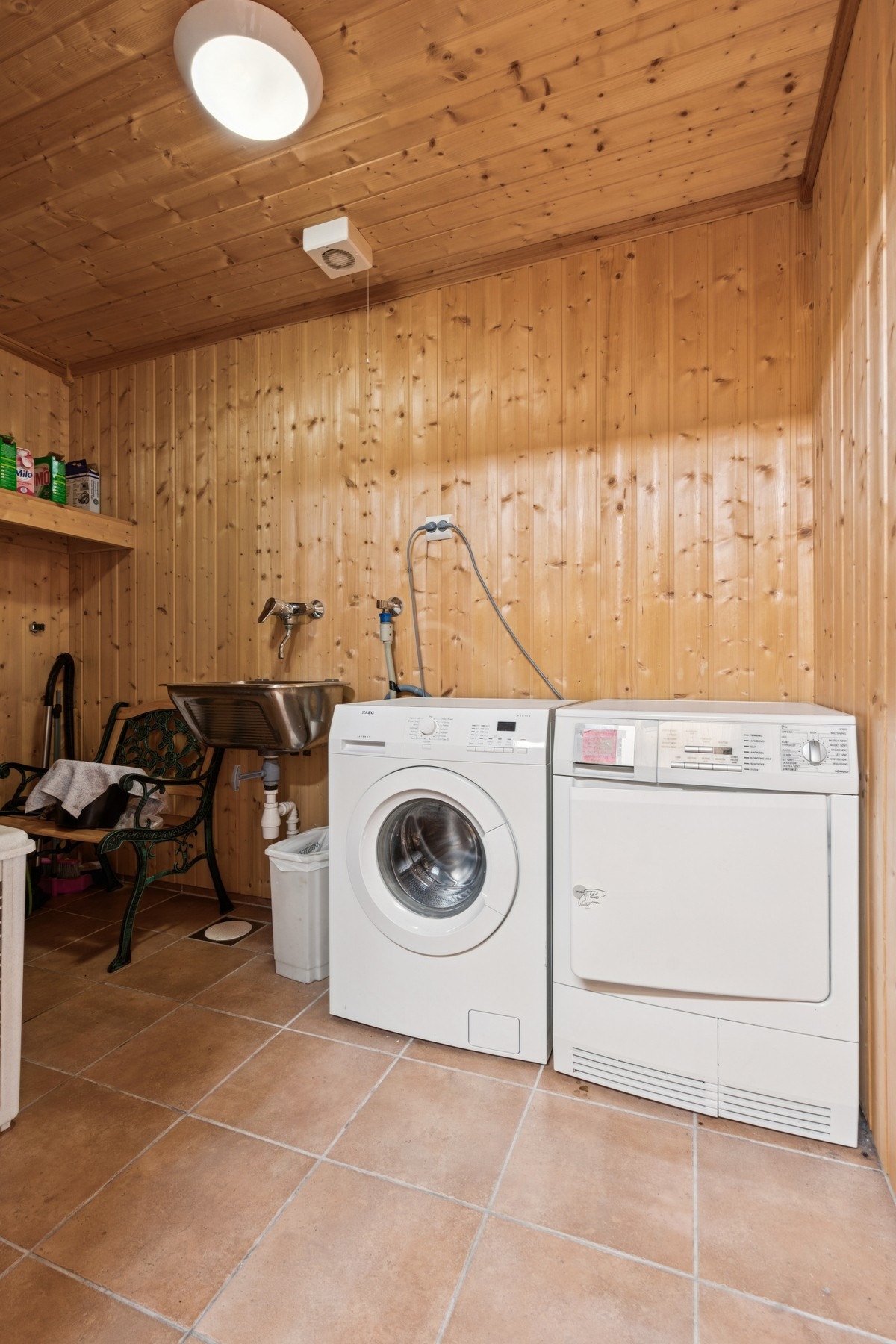 Boligen har felles vaskerom, en praktisk bod, i tillegg til et uinnredet loft med god mulighet for lagring Galleribilde