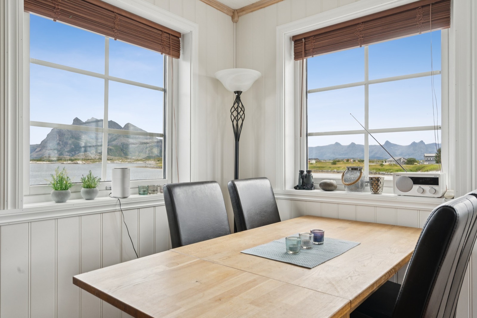 Store vindusflater gir godt med naturlig lys og utsikt Galleribilde