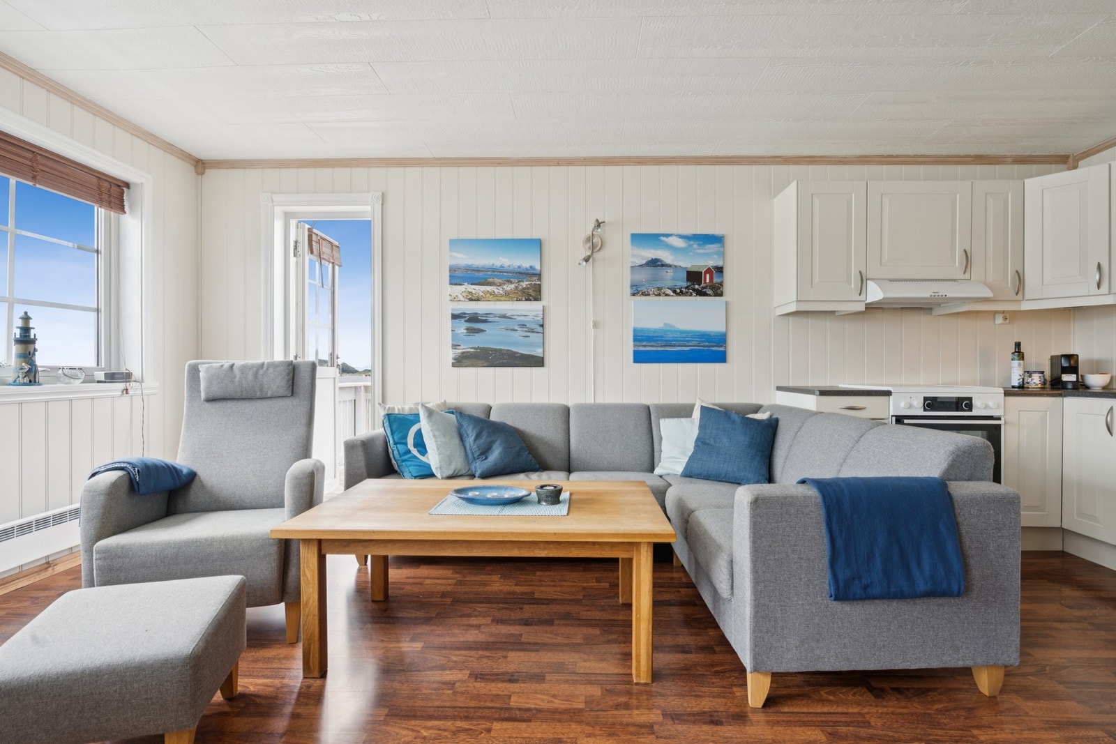 Direkte utgang til privat balkong fra stuen Galleribilde